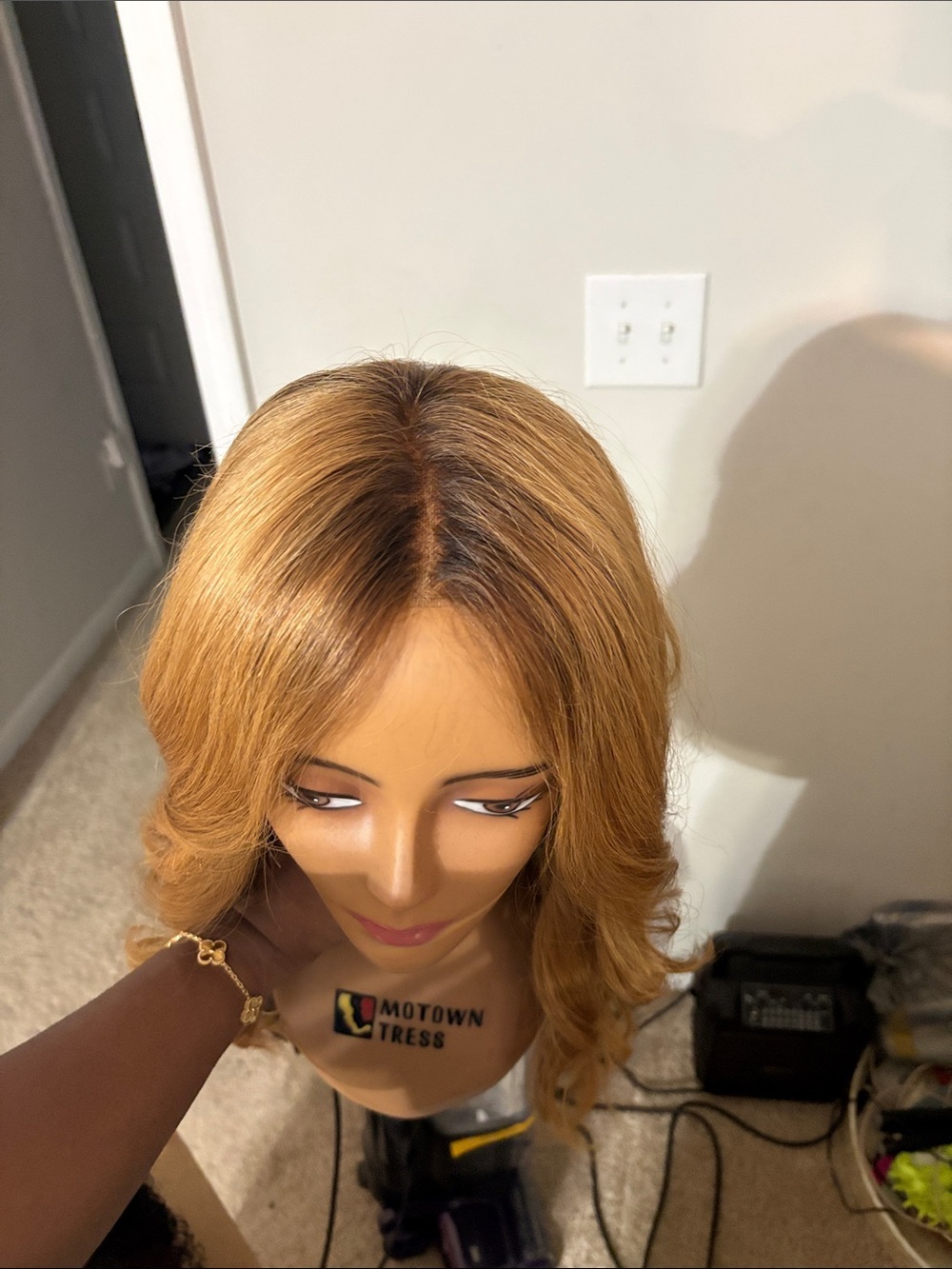 Women's Honey Blonde Wavy Wig - Picture 5 of 5